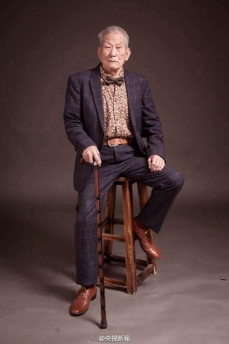 孙女受网络启发提议他拍摄了一组"时尚大片",一向中规中矩的爷爷同意