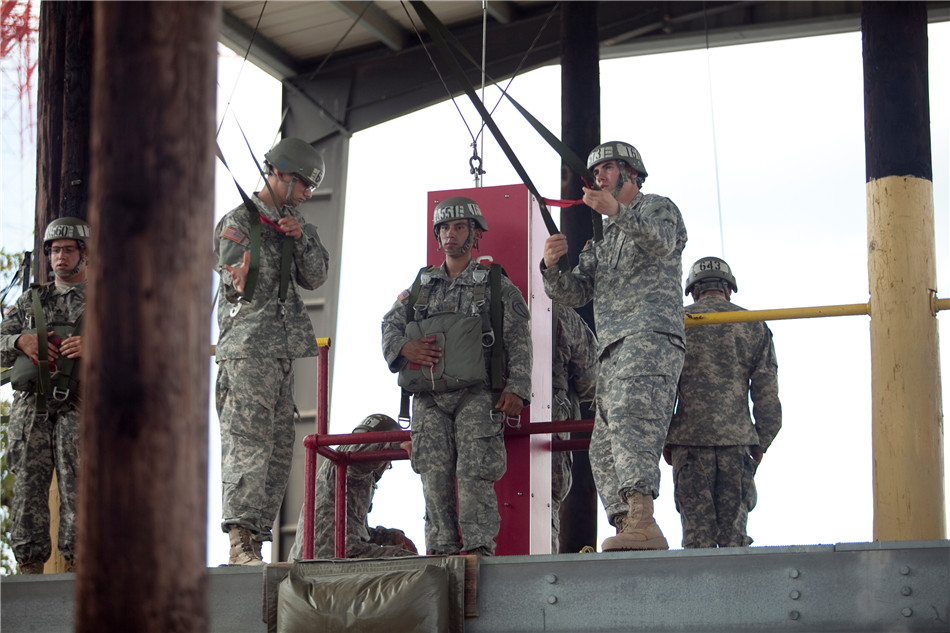 探秘美军伞兵训练:获"伞兵之翼"勋章才算合格