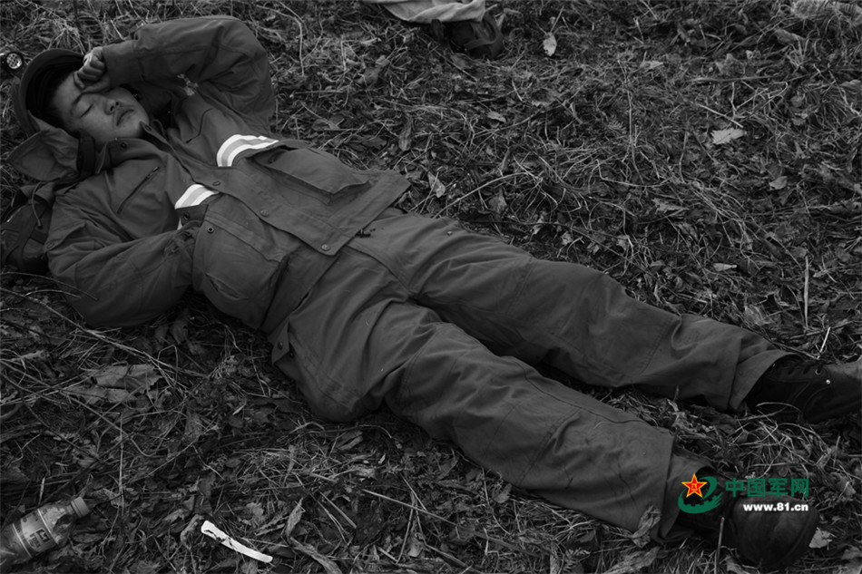 军人的睡姿一种随时战斗的姿态