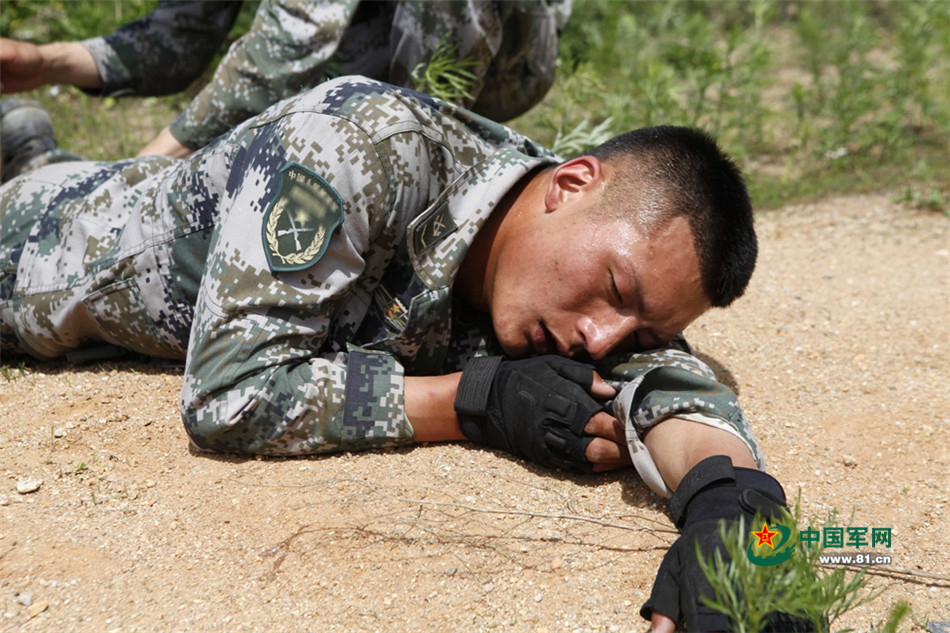 军人的睡姿:一种随时战斗的姿态