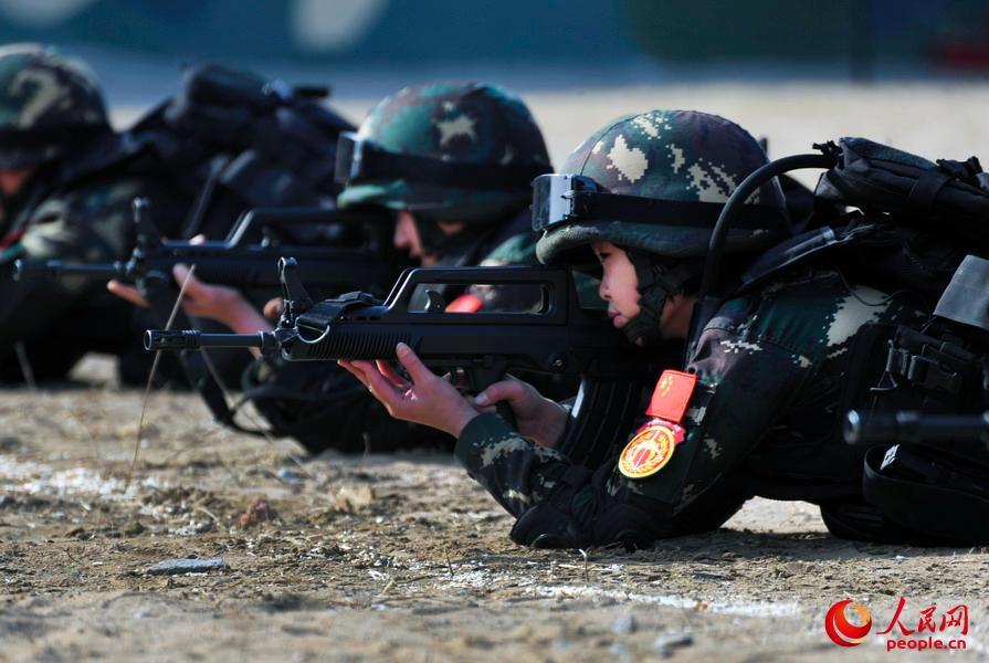 惊险炫酷!男女特战比武闯火球驾战车