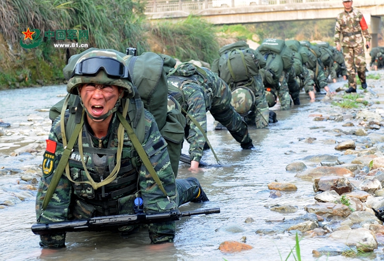 武警特战胆魄惊人!全副武装通过水雷爆炸区 -新华时政-新华网