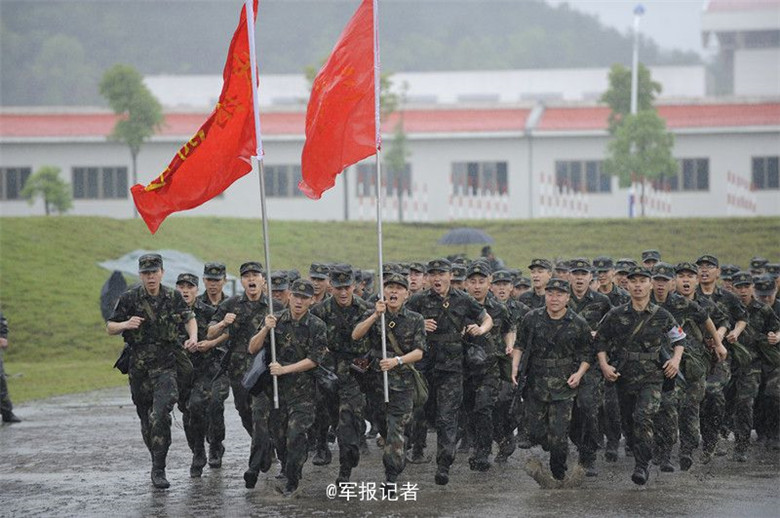 泥潭中肉搏火箭军某部官兵持枪刺杀训练