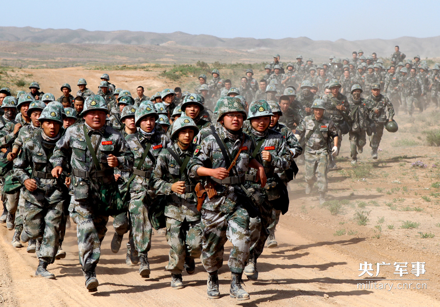第13集团军某团大漠练兵:官兵连续数昼夜强化训练