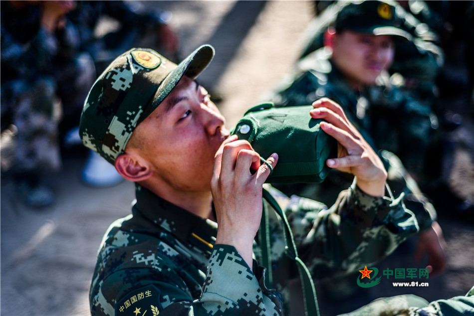 武警国防生学长毕业考核学弟也来热身
