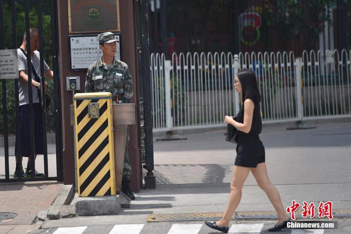 保安穿迷彩站岗同志你犯法了你知道么