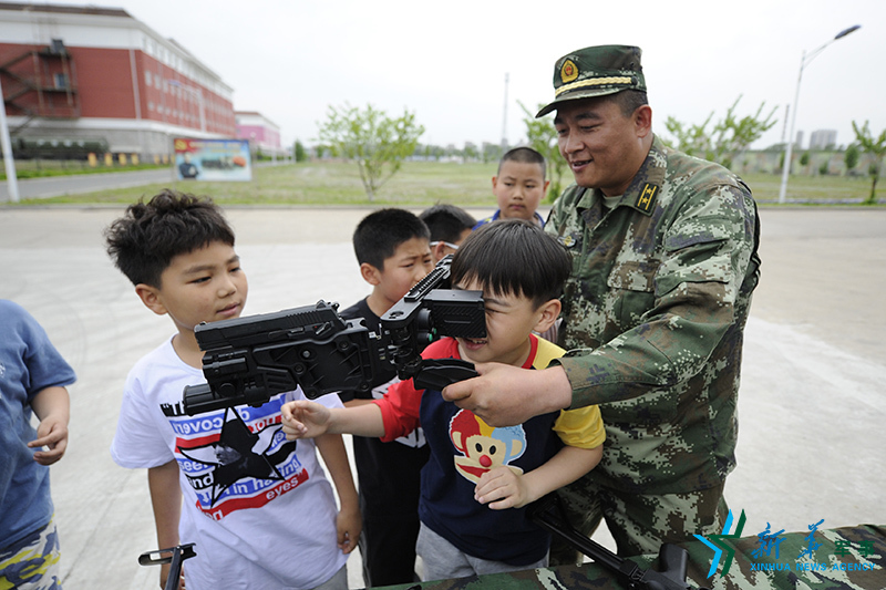 公安边防部队官兵与儿童共迎六一
