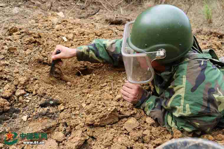 扫雷兵清理爆沟泥土,差点铲爆一颗雷!