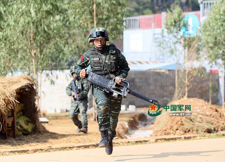 特战武警新装备齐亮相新型喷火器威力猛