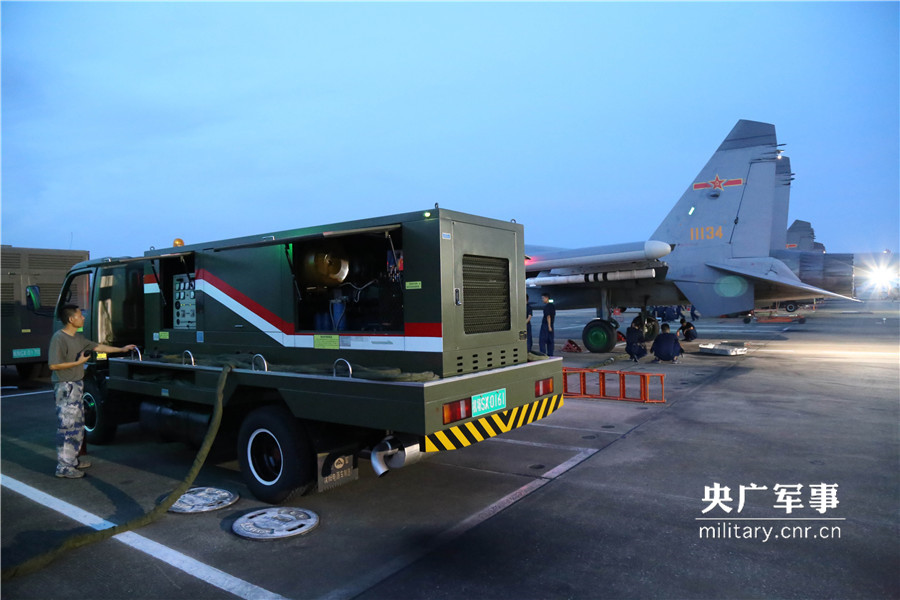 南部战区空军某场站顺利保障节后战机飞行训练