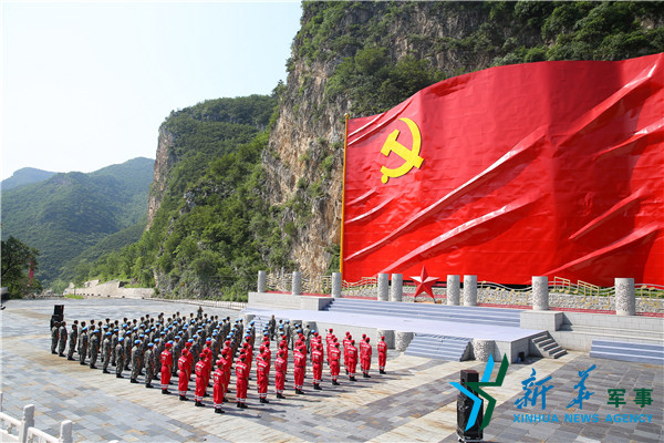 重温入党誓词仪式(王路宽摄)新华网消息(李志涛,王路宽,娄乘源)6月30