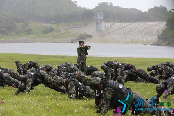 2016年6月30日,云南丽江,武警8750部队特战队员正在进行雨中综合体能