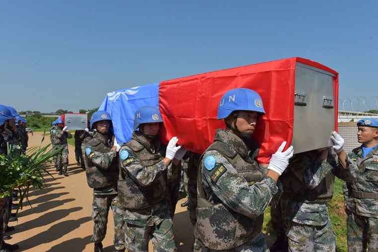 中国驻南苏丹维和步兵营为牺牲战士举行告别仪式