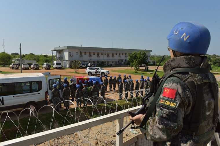 中国驻南苏丹维和步兵营为牺牲战士举行告别仪式