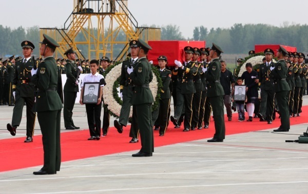7月20日,烈士亲属和礼兵在仪式上护送烈士的灵柩。 7月20日,烈士亲属和礼兵在仪式上护送烈士的灵柩。