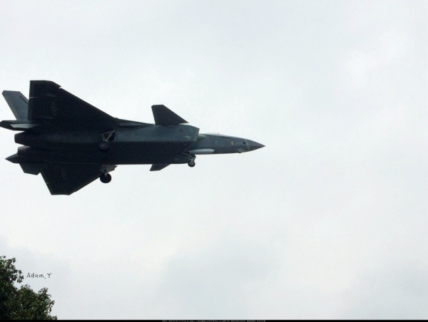 一架试飞中的歼20换上灰色新涂装。 一架试飞中的歼20换上灰色新涂装。