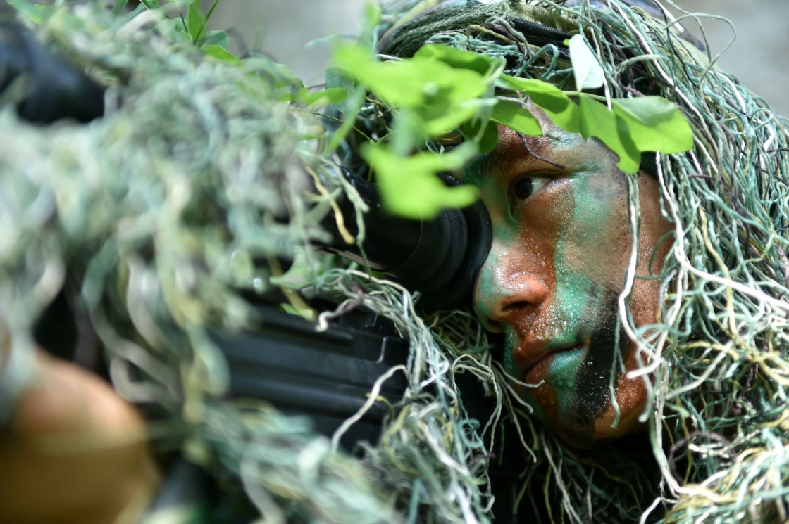 8月11日,狙击手在进行伪装潜伏训练.