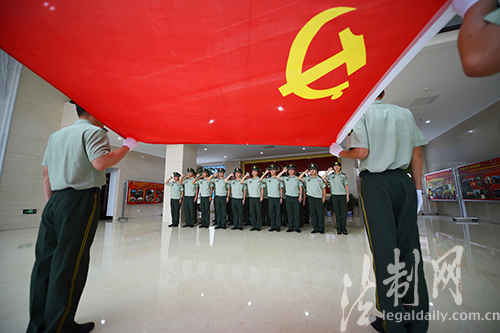 图为党员官兵在党旗下重温入党誓词