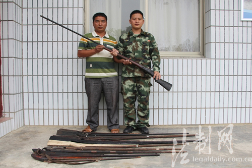 云南平河边防派出所收到群众主动上缴火药枪11支