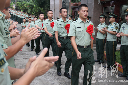 爆竹声声送老兵 暖意浓浓战友情-新华网