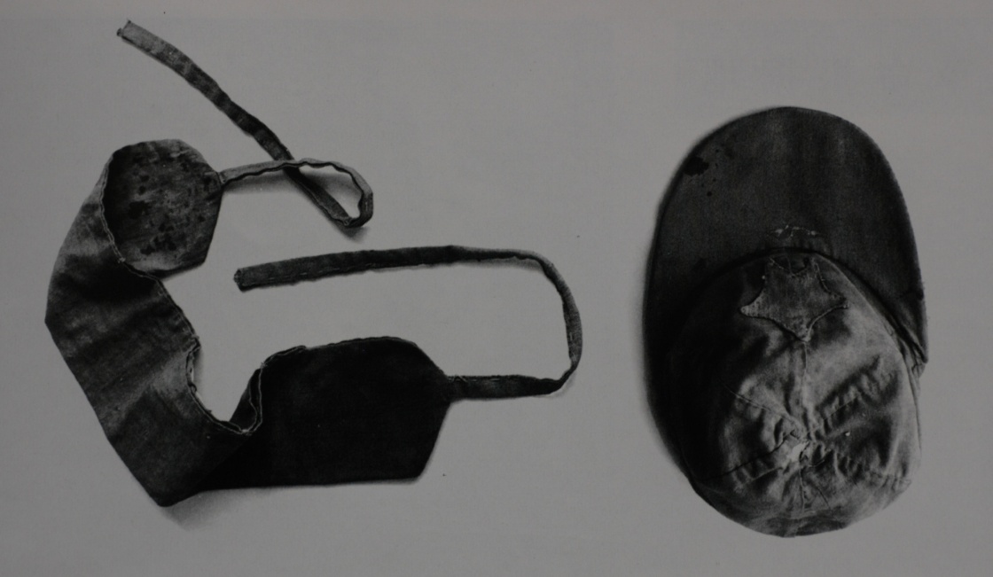 &uarr;红四方面军的军帽和子弹袋（资料照片）。 军装，是供军人穿着的制式服装，是军人身份的重要标志，是部队形象的重要体现。军装不仅是军人生活的必需品，也是重要的装备物资，是构成军队战斗力的重要组成部分。透过不同时期军装的质地、颜色和款式，不仅可以品味出时代的审美，同时也反映出那个时代军事、经济和技术发展的水平。因此，从这个意义上说，军装就是一个时代的缩影。新华社发