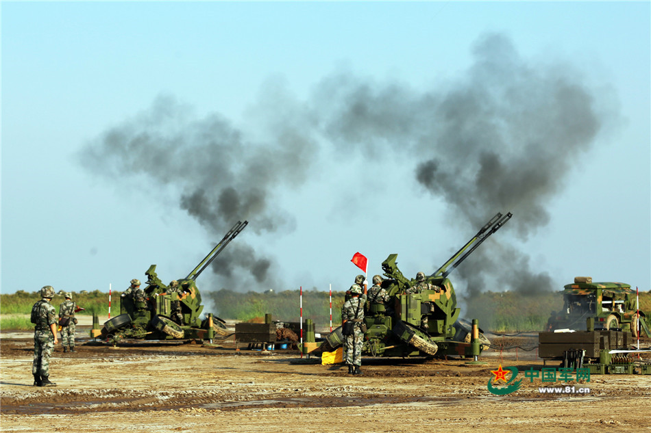 炮弹呼啸而出 高炮团渤海湾畔射"天狼"