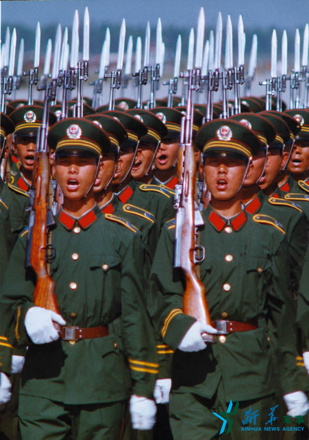 1984年,参加国庆35周年阅兵的武警方队.