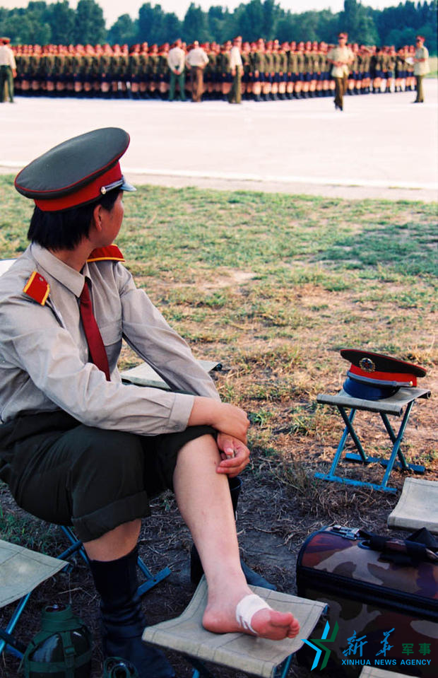 1999年,参加国庆50周年阅兵训练的一名女兵,脚磨破了,仍不肯离开训练