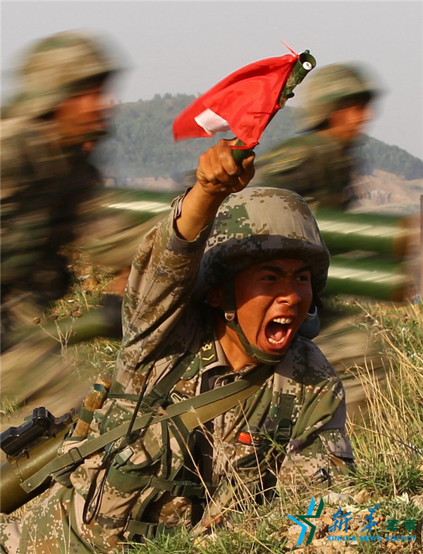 该旅官兵在演习中冲锋.