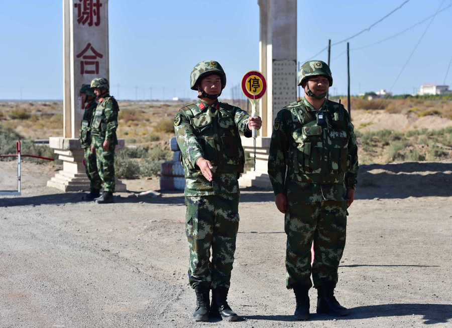 10月14日,额济纳旗公安边防大队干警在赛汉桃来苏木某路段执勤.