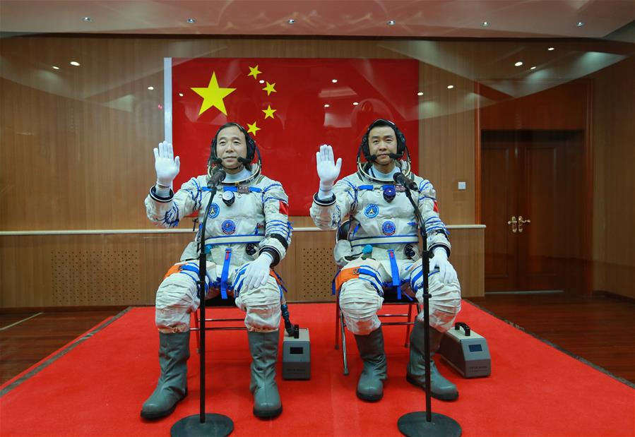 神舟十一号航天员出征