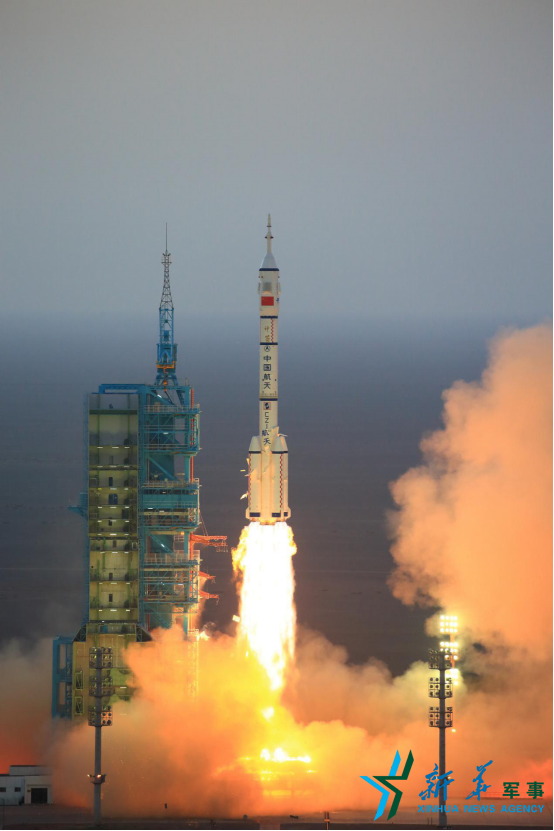 独家:一名新华社军事摄影记者的"非常"神十一全记录