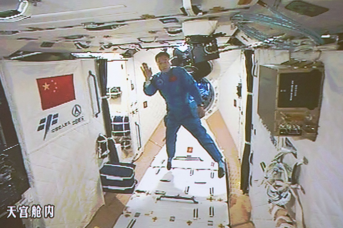 10月19日,神舟十一号航天员景海鹏和陈冬顺利进入天宫二号实验舱.