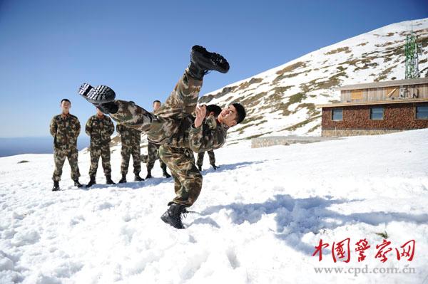 "90后"边防官兵长白山主峰雪中赤膊训练-新华网