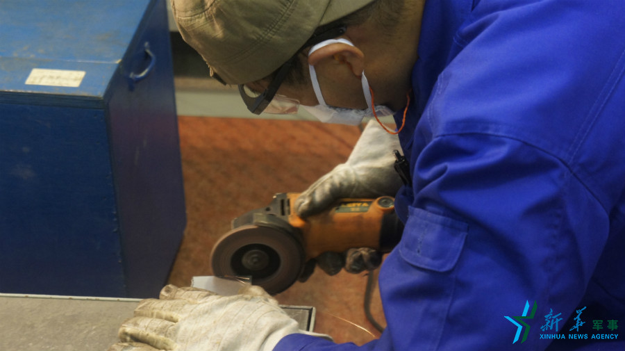 冷作钣金工正在切割材料