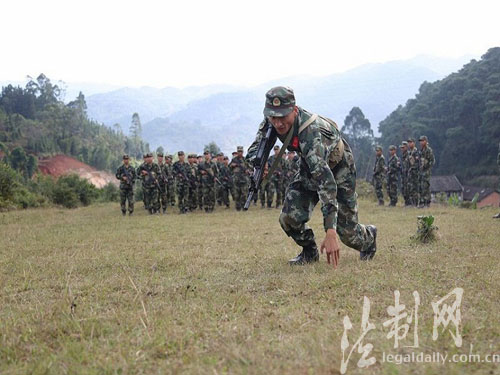 图为骨干示范持枪跃进战术动作"特种战术是一种特殊作战战术动作,它不