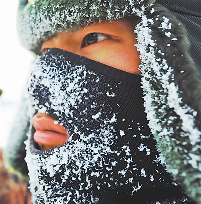 寒冷天气里,官兵的防寒面罩上结满白霜.