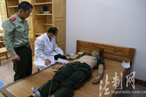 图为给官兵做心电图