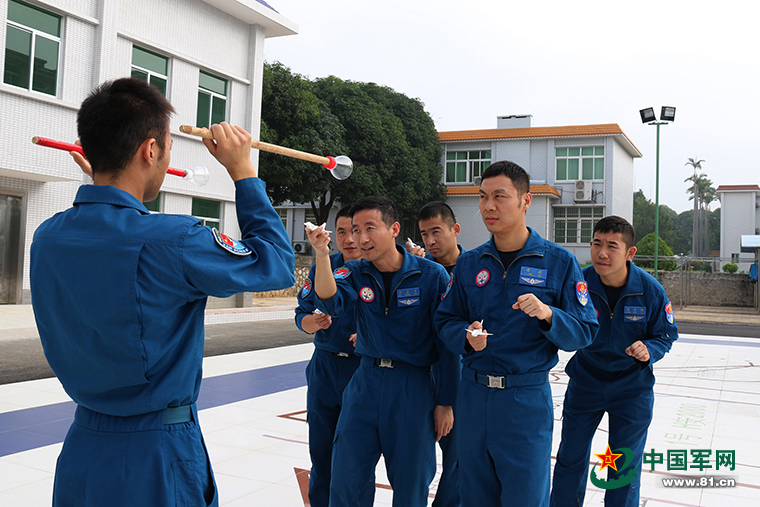 高清:南部战区空军歼-10双机同时空中加油