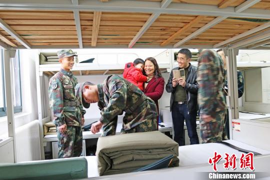火箭军新训标兵亲属进军营 战士秀技艺回报家人