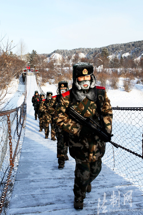 黑龙江漠河:边防官兵极寒天气巡查界江 防止游客迷失