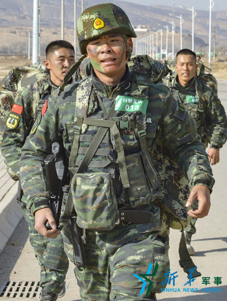 12月15日,特战队员在30公里奔袭中,完成超越.