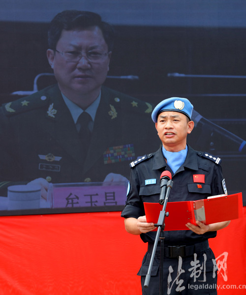 图为防暴队党总支书记,政委徐晓伟宣读公安部边防管理局党委书记,政委