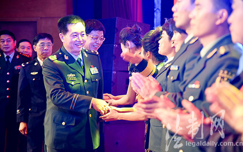 图为演出结束后,公安部边防局高连斌副局长慰问演职人员