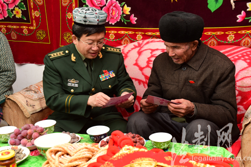 新疆边防总队总队长陶万献走访结对认亲户-新华网