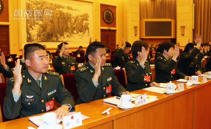 两会中的解放军代表团