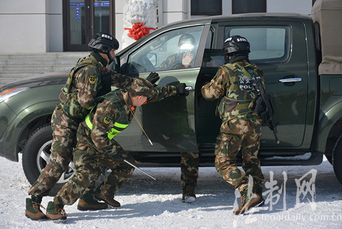 吉林边防总队机动支队三大队开展嫌疑车辆盘查战术训练