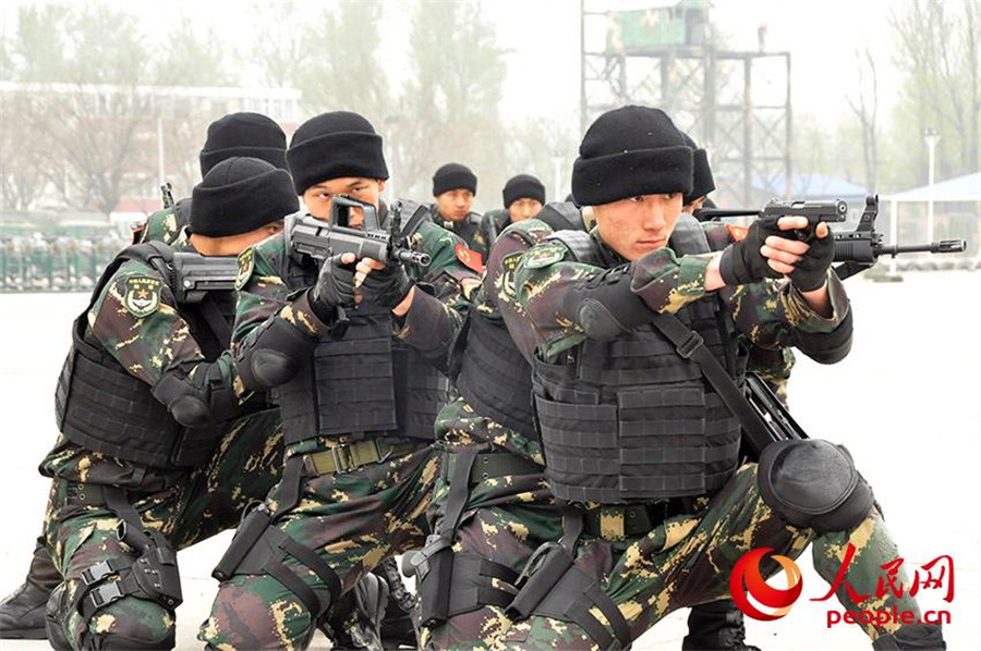 高清:实拍中部战区陆军特种作战旅科目演练