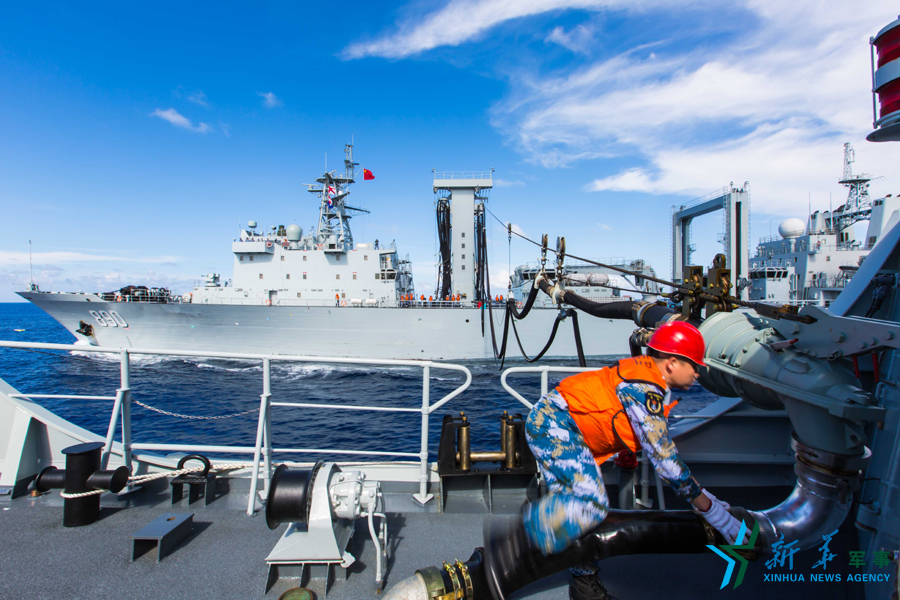 2017年4月28日上午,海军远航访问编队导弹驱逐舰长春舰官兵做好输油
