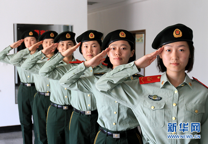 山东威海刘公岛边防派出所女官兵换戴新式贝雷帽